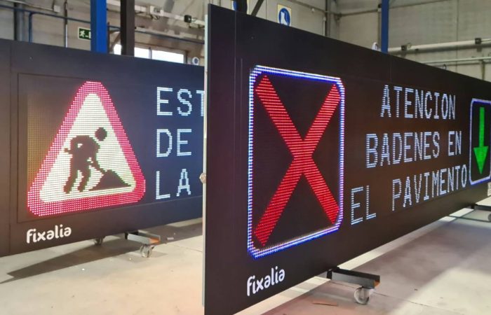 Panel de Mensaje Variable Full Matrix LED de Fixalia en fase de fabricación y testing en planta industrial. Señalización electrónica de alta resolución con pictogramas de obra, aspa roja de carril cerrado y mensaje dinámico de advertencia en pavimento. Solución avanzada para autopistas, túneles y carreteras con tecnología LED de última generación.