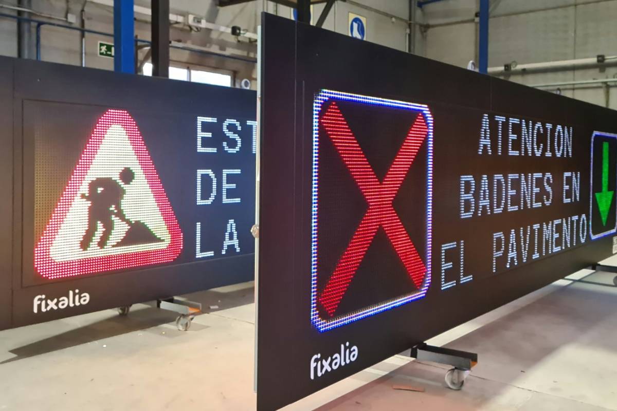 Panel de Mensaje Variable Full Matrix LED de Fixalia en fase de fabricación y testing en planta industrial. Señalización electrónica de alta resolución con pictogramas de obra, aspa roja de carril cerrado y mensaje dinámico de advertencia en pavimento. Solución avanzada para autopistas, túneles y carreteras con tecnología LED de última generación.