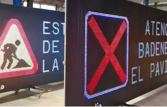 Normativa UNE-EN de señales de mensaje variable - Dos paneles de movilidad variable donde en el mismo panel coexisten señales de tráfico y mensajes de precaución