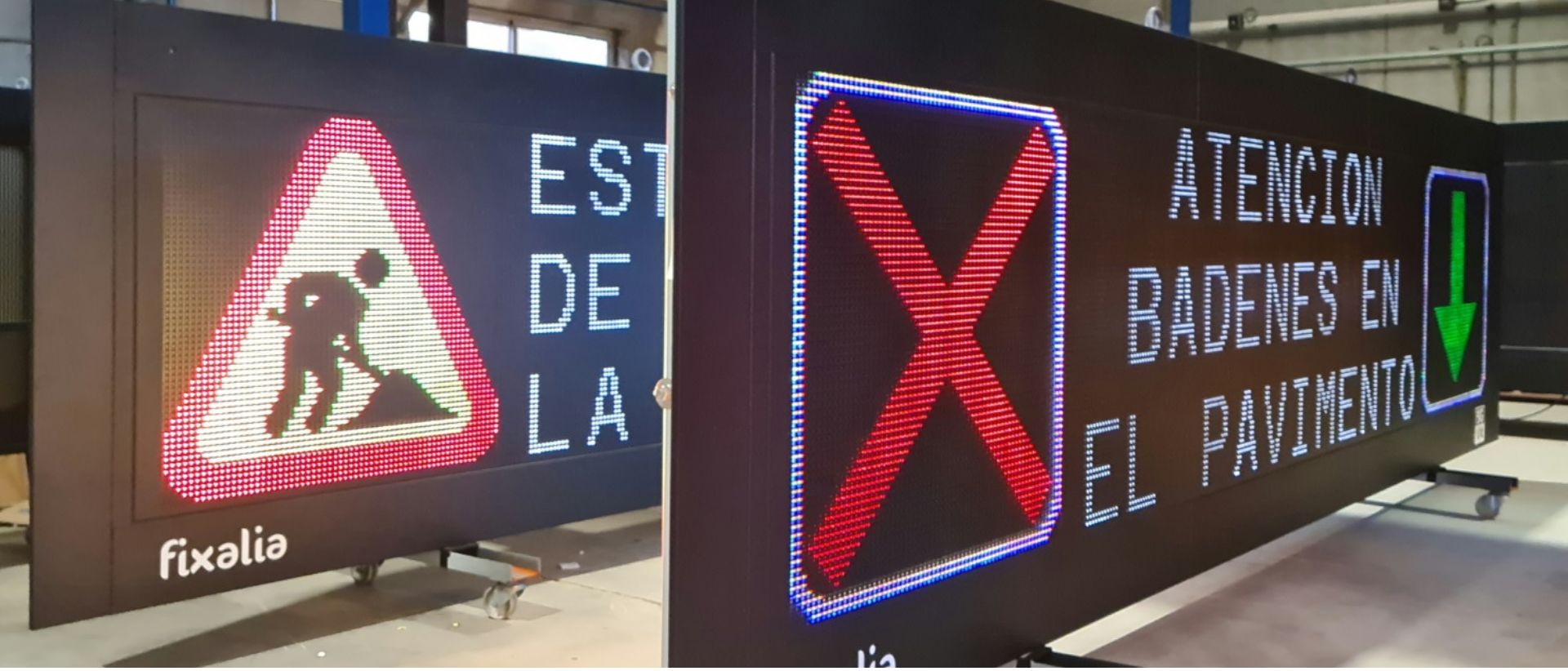Normativa UNE-EN de señales de mensaje variable - Dos paneles de movilidad variable donde en el mismo panel coexisten señales de tráfico y mensajes de precaución