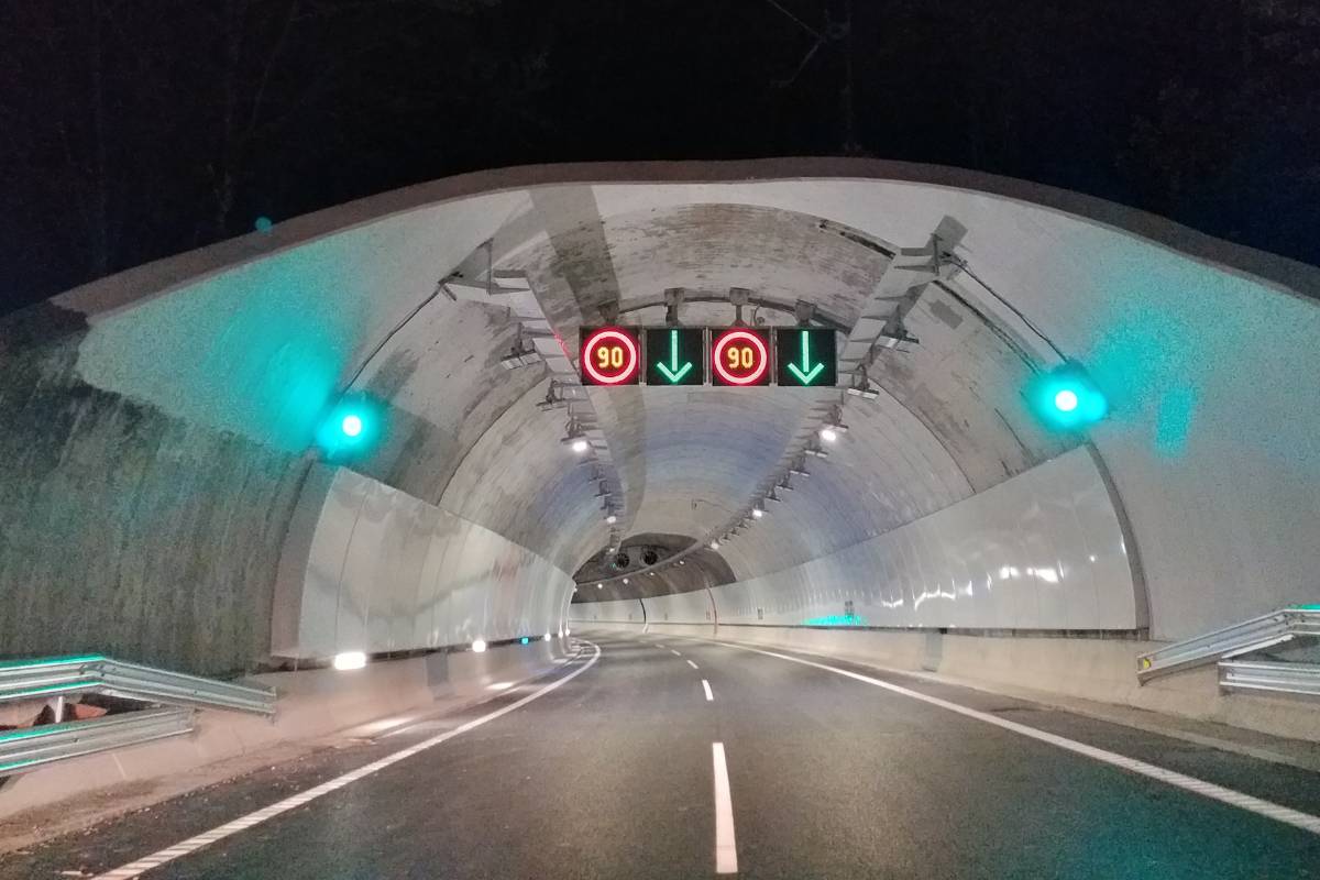 Cómo elegir la mejor señalización para túneles con PMV luminosos