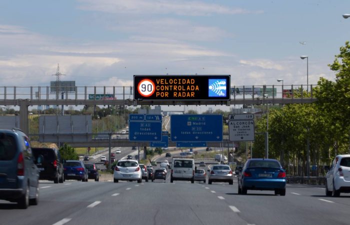 PMV Full Matrix en autovía de Madrid que indica límite de velocidad a 90 con texto: "velocidad controlada por radar" y la señal de radar en mismo panel.