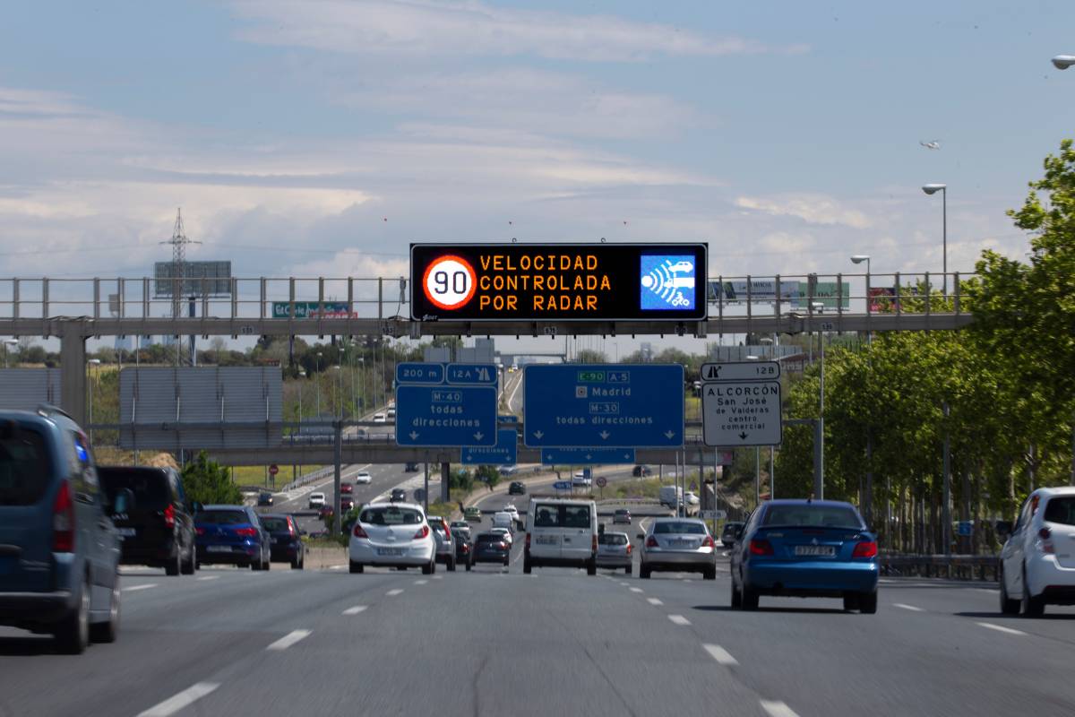 PMV Full Matrix en autovía de Madrid que indica límite de velocidad a 90 con texto: "velocidad controlada por radar" y la señal de radar en mismo panel.