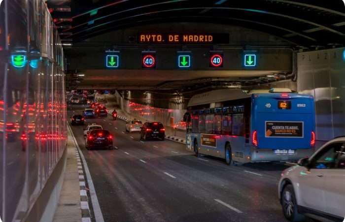Paneles PMV Full Matrix instalados en túnel urbano con señalización dinámica de velocidad máxima 40 km/h y control de carriles mediante flechas verdes. Sistema inteligente de gestión de tráfico en túneles con mensajes variables para optimizar la circulación, reducir accidentes y mejorar la movilidad urbana. Solución de señalización LED profesional de Fixalia.