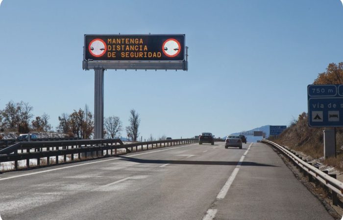 Panel PMV Full Matrix LED en autopista mostrando mensaje dinámico “Mantenga distancia de seguridad” con pictogramas luminosos. Sistema ITS para comunicación en tiempo real con conductores, prevención de accidentes y mejora de la seguridad vial en carreteras interurbanas. Señalización electrónica de alta eficiencia y visibilidad diurna.