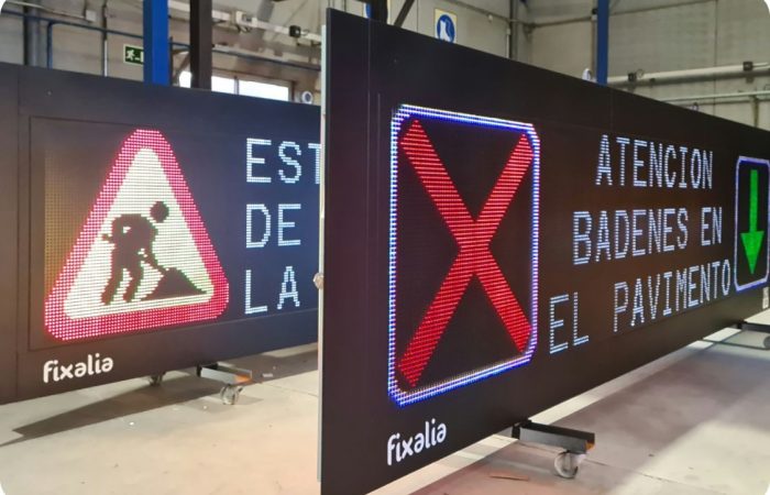 Panel de Mensaje Variable Full Matrix LED de Fixalia en fase de fabricación y testing en planta industrial. Señalización electrónica de alta resolución con pictogramas de obra, aspa roja de carril cerrado y mensaje dinámico de advertencia en pavimento. Solución avanzada para autopistas, túneles y carreteras con tecnología LED de última generación.