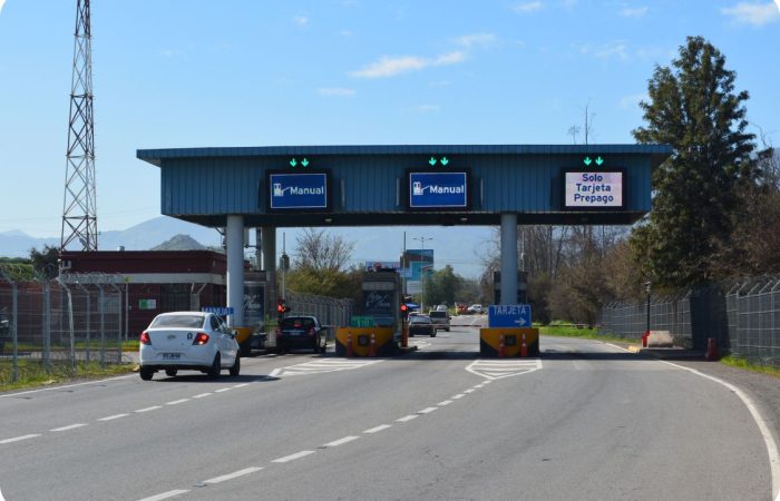 Paneles electrónicos Full Matrix LED en estación de peaje indicando carriles manuales y pago con tarjeta prepago mediante señalización dinámica de flechas verdes. Sistema inteligente de gestión de tráfico para optimizar flujos de vehículos, mejorar la experiencia del usuario y aumentar la eficiencia operativa en infraestructuras concesionadas.