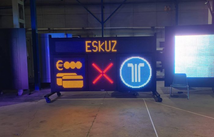 Señal de peaje dinámico o telepeaje en panel LED con símbolo T y carril cerrado