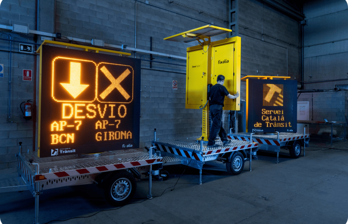 Remolques con paneles de señalización luminosa de tráfico instalados por Fixalia