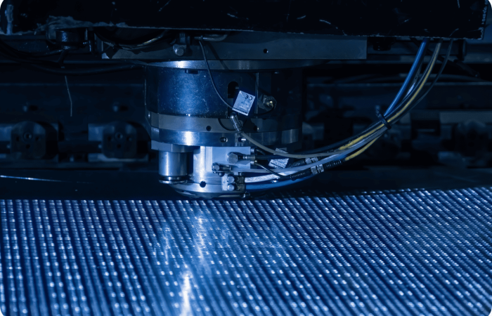 Maquinaria industrial utilizada en la fabricación de paneles LED de señalización vial