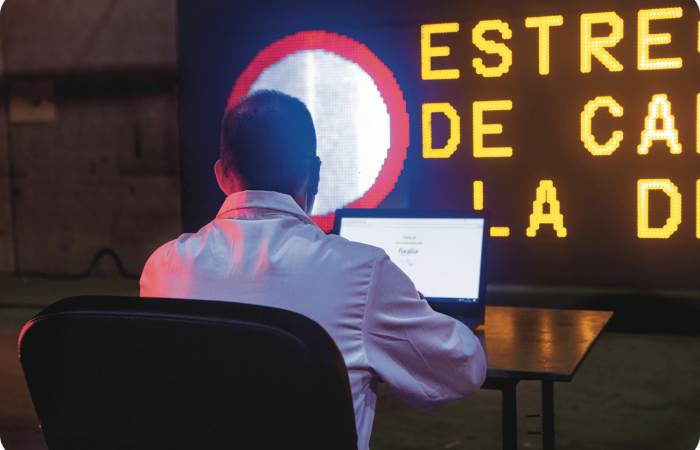 Técnico de Fixalia programando panel de señalización variable de tráfico