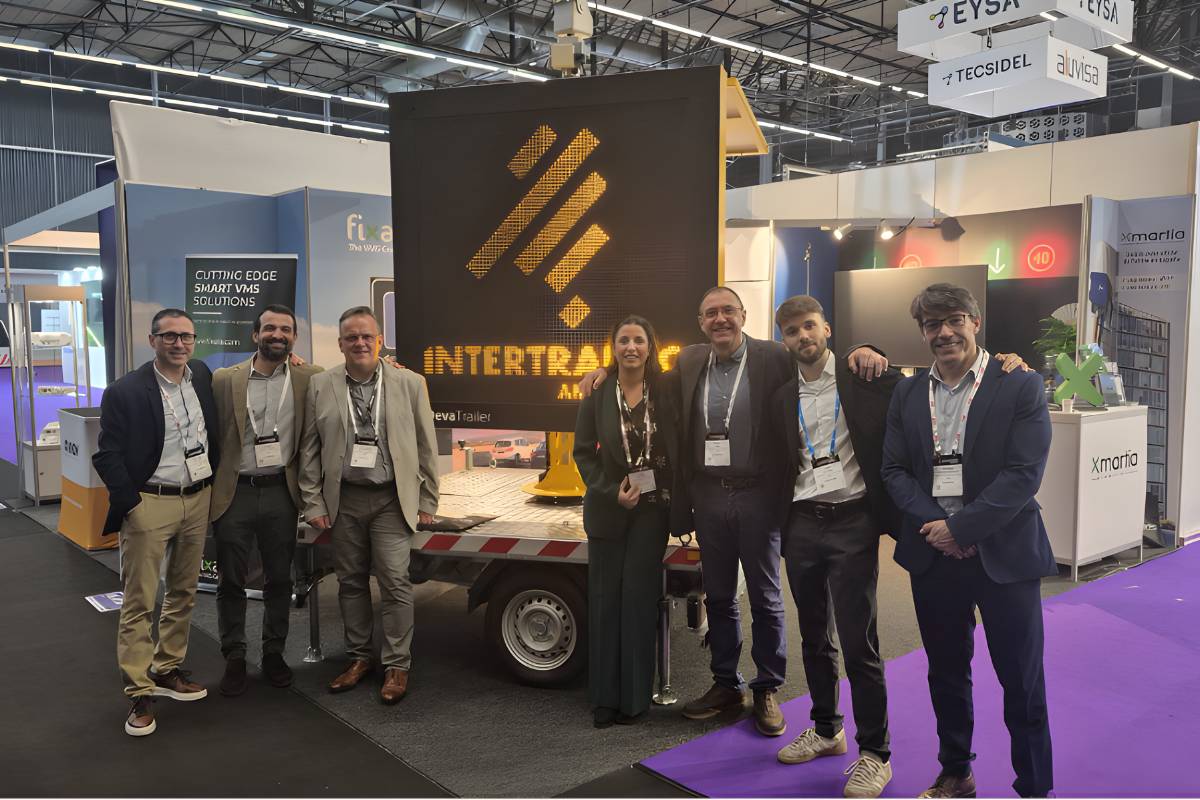 Grupo Fixalia posando para una foto en frente de un PMV donde se lee: "Intertraffic Amsterdam"