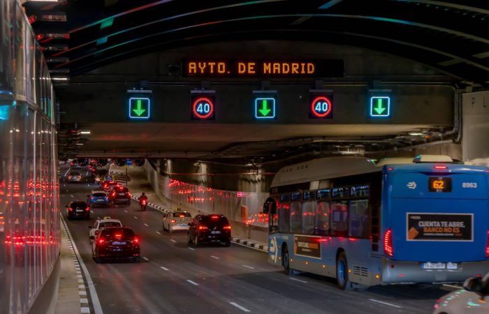 Paneles informativos de tráfico en túnel urbano ubicado en Madrid con señalización variable de carril y velocidad
