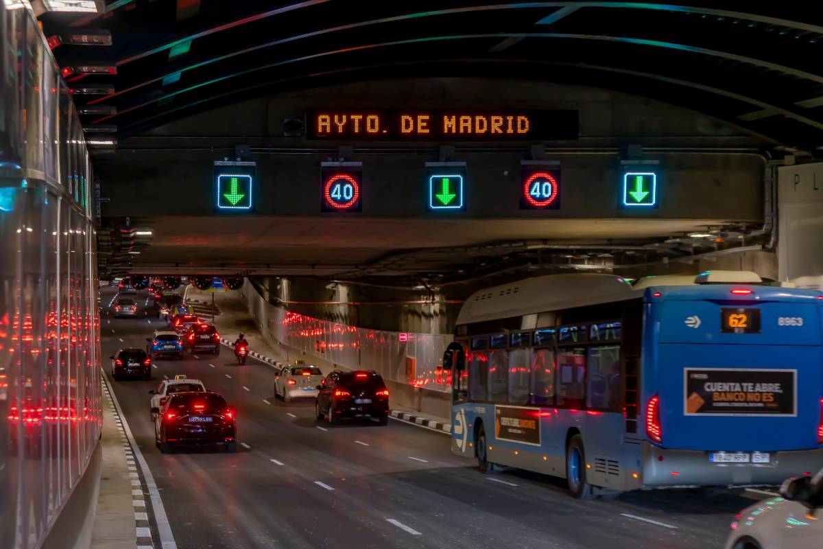 Paneles informativos de tráfico en túnel urbano ubicado en Madrid con señalización variable de carril y velocidad