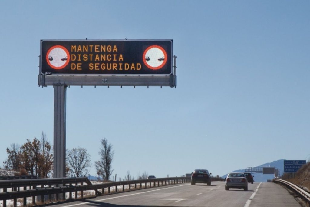 Señales de tráfico luminosas específicas de Fixalia, paneles de movilidad variable, con aviso de distancia de seguridad en carretera.