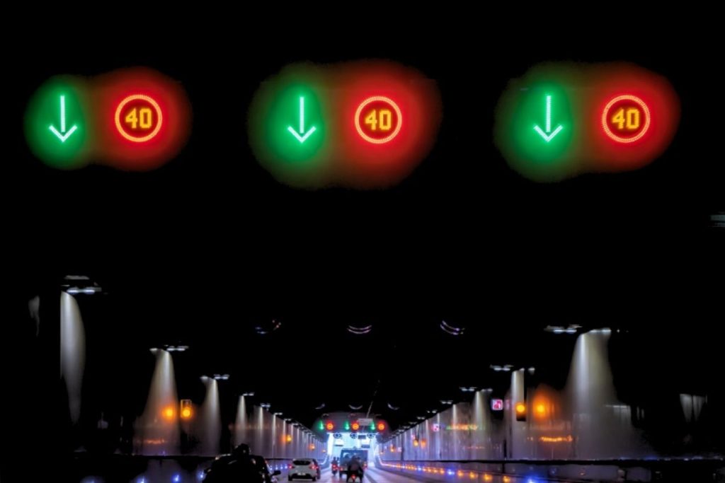 Señales de tráfico luminosas de Fixalia en un túnel para mejorar la seguridad vial.