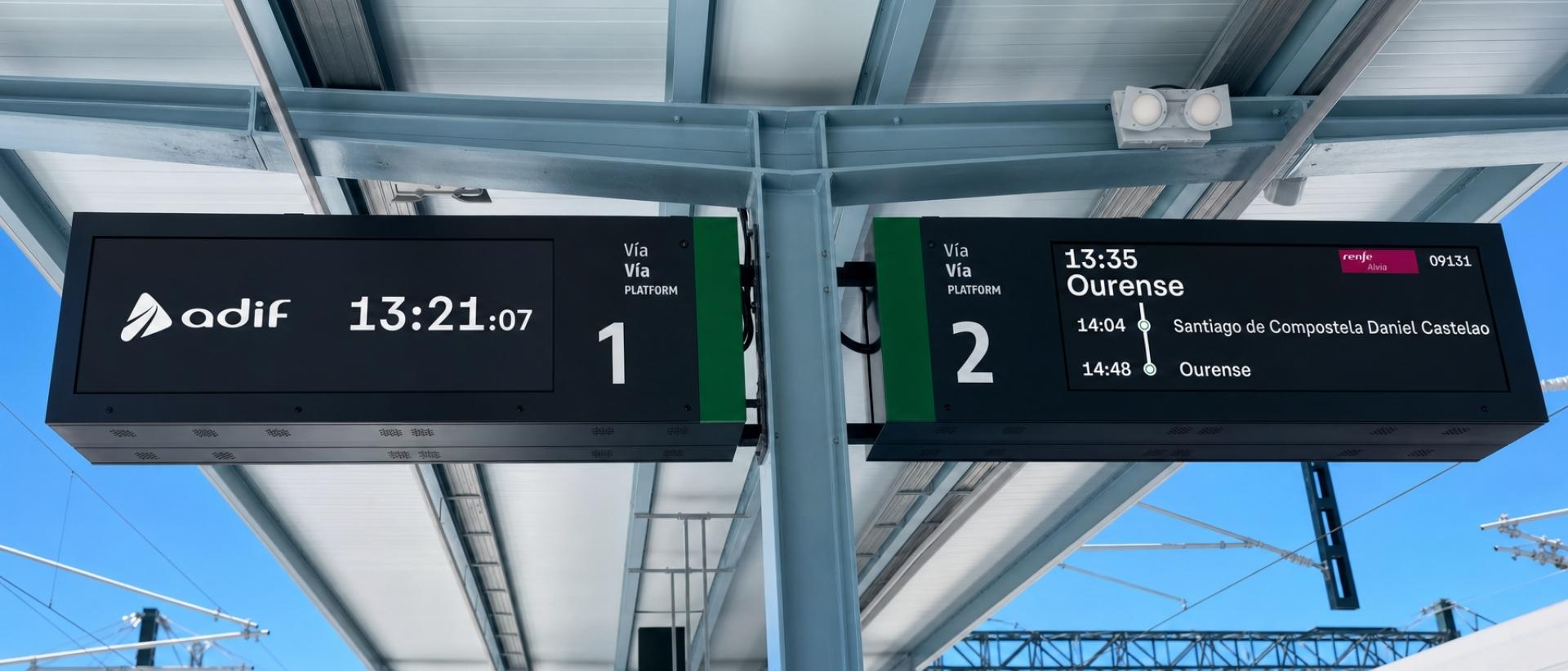 Panel de información instalado por Fixalia en estación ferroviaria
